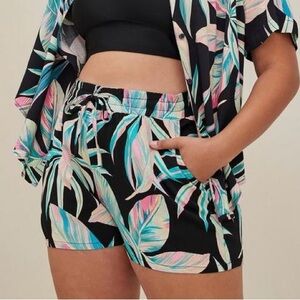 torrid Pull-On Short - Challis Summer Leaves Black